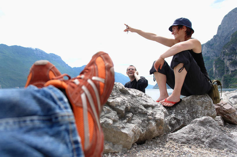 西方人,三个人,坐,横图,室外,白天,仰视,旅游,度假,湖,湖泊,石头,美景,山,山脉,水,意大利,欧洲,欧洲人,一双,指,阴影,光线,石子,影子,湖面,景观,山峰,水流,水面,云,云朵,山峦,云彩,娱乐,蓝色,白云,蓝天,天空,阳光,自然,湖水,群山,天,享受,休闲,景色,放松,跑鞋,连绵,绵延,南欧,自然风光,意大利共和国,联贯,男人,男性,年轻男性,年轻女性,女人,女性,白种人,石块,岩石,坐着,半身,彩图,低角度拍摄