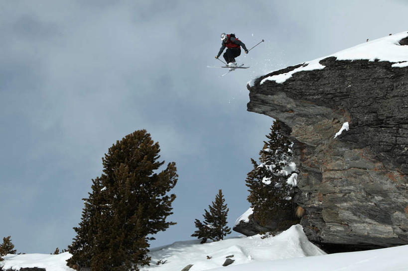 西方人,一个人,跳,横图,室外,白天,仰视,运动服,锻炼,旅游,度假,运动,山,雪,雪山,植物,大雪,瑞士,欧洲,欧洲人,仅一个男性,仅一个人,阴影,服装,光线,影子,冰,积雪,山峰,雪景,云,云朵,冬季,冬天,山峦,半空,云彩,娱乐,运动器械,树,树木,仅一个年轻男性,衣服,蓝色,绿色,白云,蓝天,天空,阳光,自然,天,享受,休闲,健身器械,放松,寒冷,服饰,生长,晴朗,成长,滑雪板,滑雪鞋,滑雪杖,冰冷,衣着,穿着,室外运动,健身器材,户外运动,滑雪装备,中欧,柺杖,严寒,瑞士联邦,冰凉,酷寒,凛冽,凛凛,极冷,衣饰,瓦莱州,男人,男性,年轻男性,白种人,晴空,跳跃,彩图,低角度拍摄,全身,健身,运动器材,运动装