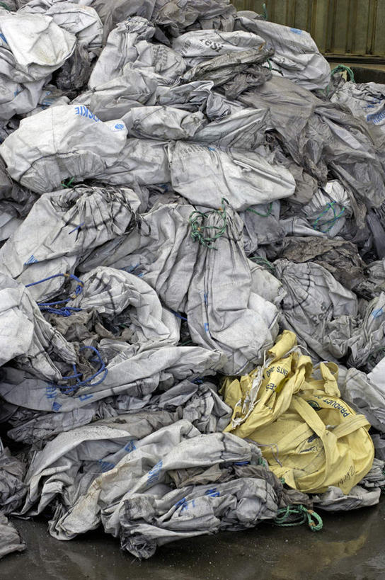 无人,竖图,室外,白天,正面,一堆,一排,阴影,整齐,光线,影子,垃圾,排列,阳光,肮脏,垃圾袋,队列,邋遢,龌龊,污秽,渣滓,彩图