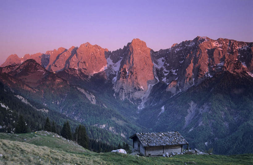 无人,家,木屋,横图,室外,白天,正面,旅游,度假,草地,草坪,美景,山,山脉,树林,植物,奥地利,欧洲,阴影,光线,影子,景观,山峰,山峦,娱乐,住宅,草,树,树木,红色,蓝色,绿色,蓝天,天空,阳光,自然,群山,天,享受,休闲,景色,放松,生长,晴朗,成长,自然风光,中欧,万里无云,奥地利共和国,蒂罗尔,蒂罗尔州,一间,晴空,晴空万里,彩图,茅舍,茅屋,棚屋,小木屋,小屋
