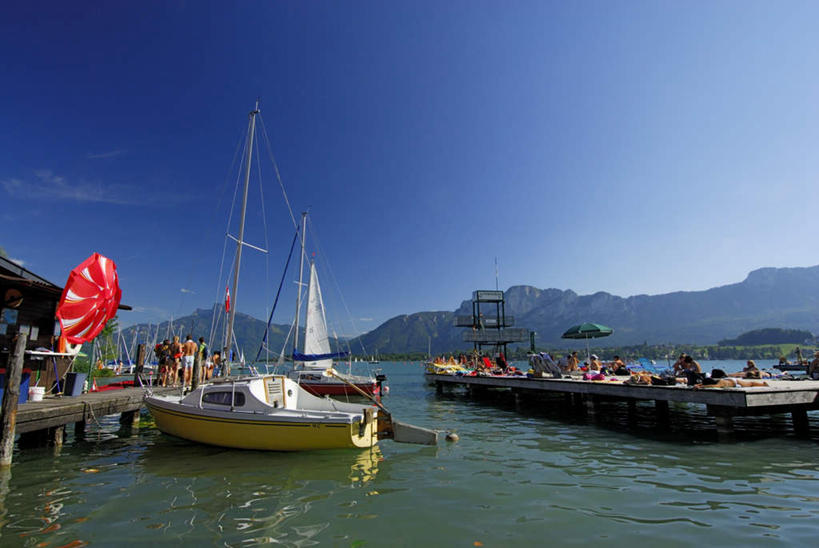 西方人,码头,站,坐,横图,室外,白天,侧面,旅游,度假,湖,湖泊,美景,山,山脉,水,港口,奥地利,欧洲,欧洲人,阴影,波纹,光线,影子,遮阳伞,湖面,景观,山峰,水流,水面,云,云朵,涟漪,山峦,许多人,云彩,娱乐,蓝色,白云,蓝天,水纹,天空,阳光,自然,波浪,湖水,群山,天,站着,一群人,享受,休闲,景色,放松,水藻,连绵,绵延,自然风光,中欧,水晕,奥地利共和国,联贯,男人,男性,年轻男性,年轻女性,女人,女性,白种人,站立,坐着,彩图,全身,摆渡口,埠头,渡口,渡头,港湾,海港,货运码头,口岸,商港