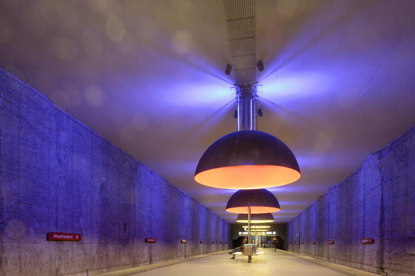 无人,横图,室内,夜晚,正面,地铁,火车,照明,阴影,光线,影子,灯光,轨道交通,车,灯,灯具,交通工具,聚光灯,照亮,照明设备,载具,彩图,地铁机动车,地下铁,轻轨