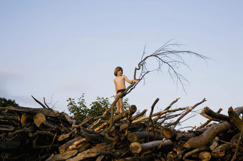 婴儿,儿童,赤膊,一个人,站,横图,室外,白天,正面,旅游,度假,纯洁,美景,植物,仅一个人,撑,阴影,泳裤,光线,影子,景观,棕色,娱乐,树,树木,树枝,小孩,绿色,黑色,阳光,自然,站着,享受,休闲,景色,放松,可爱,活泼,生长,成长,撑着,自然风光,宝宝,纯真,烂漫,无邪,伶俐,天真,男孩,孩子,站立,彩图,全身,短发