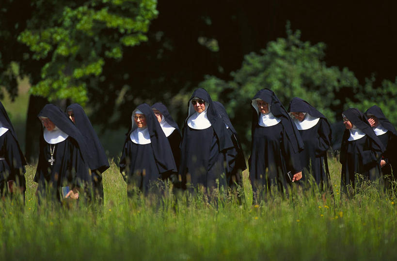 横图,室外,白天,正面,旅游,度假,草地,草坪,美景,树林,植物,阴影,服装,光线,影子,景观,许多人,娱乐,草,树,树木,行走,衣服,绿色,黑色,阳光,自然,一群人,享受,休闲,景色,放松,服饰,生长,成长,衣着,穿着,自然风光,衣饰,年轻女性,女人,女性,修女,彩图,全身,修女服