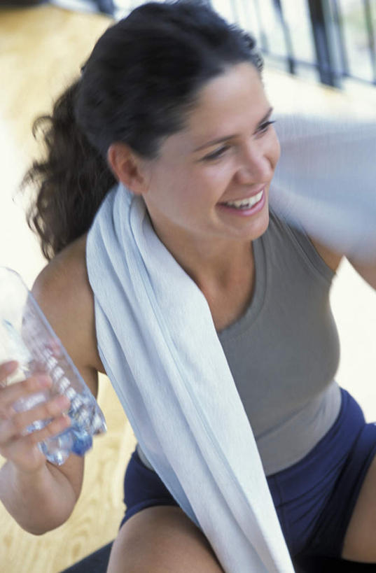 西方人,头发,一个人,健身房,笑,微笑,露齿笑,竖图,俯视,室内,白天,正面,运动服,锻炼,旅游,度假,运动,美景,地板,欧洲,欧洲人,仅一个年轻女性,仅一个女性,仅一个人,阴影,服装,裤子,光线,纺织物,影子,景观,棕色,饮料瓶,地面,拿,右手,娱乐,木地板,衣服,蓝色,灰色,阳光,自然,毛巾,清洁,享受,休闲,景色,放松,服饰,保暖,衣着,穿着,自然风光,透气,防水,衣饰,储水,耐磨,吸水,体育,年轻女性,女人,女性,白种人,半身,彩图,高角度拍摄,健身,健身馆,运动装