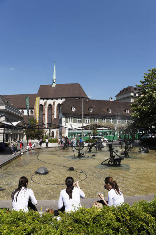 西方人,三个人,家,广场,竖图,室外,白天,旅游,度假,美景,植物,城市风光,城市,建筑,喷泉,公共汽车,雕塑,欧洲,欧洲人,阴影,艺术,装饰,光线,雕刻,雕像,影子,房屋,墙,屋顶,屋子,景观,公寓,巴士,公交车,文化,娱乐,建设,洋房,楼房,墙壁,墙面,住宅,车,背面,绿色,白色,阳光,自然,工艺品,交通工具,品味,享受,休闲,景色,放松,生长,成长,纪念,美术,深色,自然风光,载具,主题,水景,陈列,功能,美学,美观,年轻女性,女人,女性,白种人,设计,半身,彩图,房子