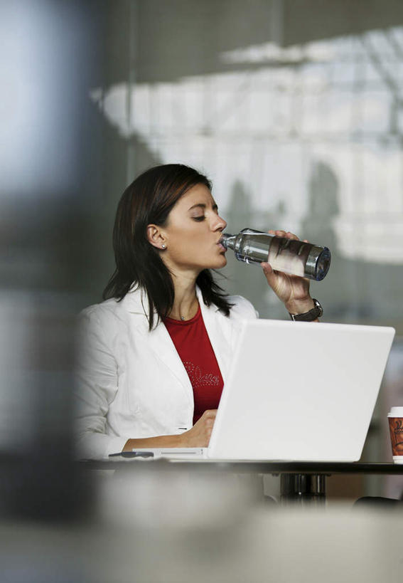 西方人,头发,一个人,办公室,竖图,室内,白天,侧面,西装,旅游,度假,电脑,笔记本电脑,美景,桌子,玻璃,欧洲,欧洲人,仅一个年轻女性,仅一个女性,仅一个人,喝水,阴影,套装,正装,工作,光线,网络,影子,办公桌,景观,饮料瓶,职业装,娱乐,通讯设备,玻璃制品,衣服,红色,白色,阳光,自然,享受,休闲,景色,放松,无线,自然风光,通信设备,无线网络,无线上网,便携式电脑,手提电脑,年轻女性,女人,女性,白种人,半身,彩图