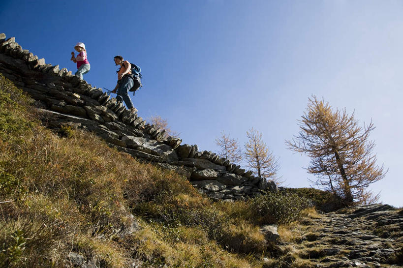 西方人,两个人,伙伴,朋友,站,横图,室外,白天,仰视,旅游,度假,友谊,美景,山,山脉,植物,欧洲,欧洲人,阴影,服装,光线,影子,景观,山峰,山峦,娱乐,树,树木,行走,衣服,红色,蓝色,绿色,蓝天,天空,阳光,自然,群山,天,站着,享受,休闲,景色,放松,服饰,生长,成长,衣着,穿着,自然风光,衣饰,友情,男人,男性,年轻男性,年轻女性,女人,女性,白种人,站立,彩图,低角度拍摄,全身