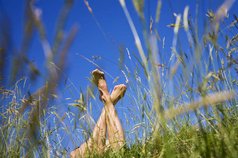 腿部,脚,脚趾,脚趾甲,腿,一个人,横图,室外,白天,仰视,旅游,度假,草地,草坪,美景,植物,仅一个女性,仅一个人,阴影,朦胧,模糊,光线,影子,景观,翘脚,娱乐,草,蓝色,绿色,蓝天,天空,阳光,自然,天,仅一个中年女性,享受,休闲,景色,放松,赤足,自然风光,女人,女性,中年女性,脚指甲,半身,彩图,低角度拍摄