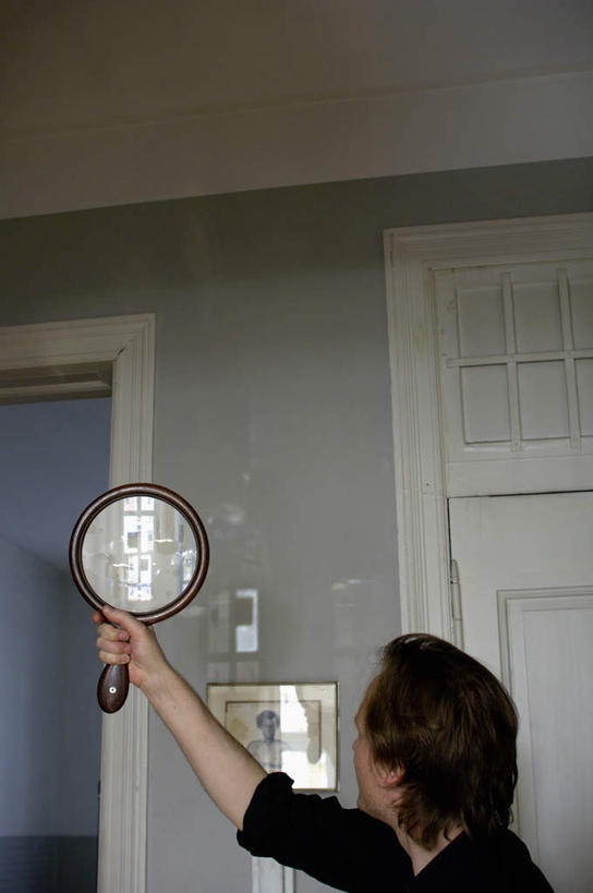 西方人,一个人,竖图,室内,白天,镜子,门,德国,欧洲,欧洲人,仅一个男性,仅一个人,仅一个中年男性,一面,阴影,反光,光线,影子,拿,拿着,背面,阳光,门框,镜像,镜面,西欧,德意志联邦共和国,男人,男性,中年男性,白种人,半身,彩图