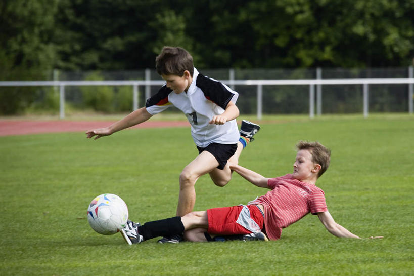 西方人,儿童,两个人,栏杆,横图,室外,白天,侧面,锻炼,纯洁,运动,足球,草地,草坪,植物,欧洲,欧洲人,踢,阴影,光线,铲球,影子,围栏,足球装备,运动器械,护栏,草,树,树木,小孩,绿色,阳光,自然,健身器械,可爱,童年,童趣,生长,成长,自然风光,健身器材,绿茵场,童真,烂漫,无邪,蹴鞠,体育,天真,足球运动,男孩,男人,男性,白种人,彩图,全身,健身,运动器材,男生