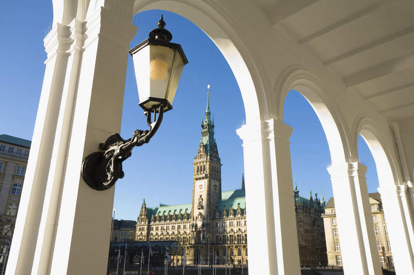 无人,高楼大厦,横图,室外,白天,仰视,度假,美景,城市风光,标志建筑,城市,大厦,地标,建筑,路灯,摩天大楼,德国,欧洲,阴影,光线,影子,景观,云,云朵,尖顶,汉堡,云彩,娱乐,建设,蓝色,白云,蓝天,天空,阳光,天,享受,休闲,景色,放松,精致,优美,西欧,市政厅,精美,德意志联邦共和国,精彩,精巧,汉堡市,彩图,低角度拍摄,大楼,高层建筑,高楼,海港,摩天楼