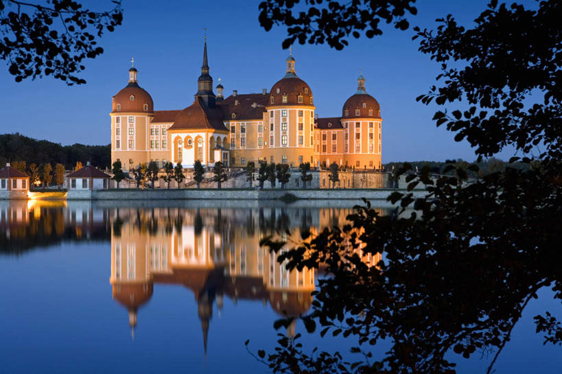 无人,横图,室外,夜晚,正面,度假,湖,湖泊,美景,水,植物,城市风光,城市,照明,德国,欧洲,湖面,景观,水流,水面,云,云朵,云彩,娱乐,灯,树,树木,蓝色,绿色,白云,倒影,蓝天,天空,自然,灯具,湖水,天,享受,休闲,景色,放松,生长,晴朗,成长,照亮,倒映,照明设备,西欧,载具,前照灯,前大灯,德意志联邦共和国,车前灯,反照,萨克森州,萨克森自由州,莫里茨堡,晴空,彩图