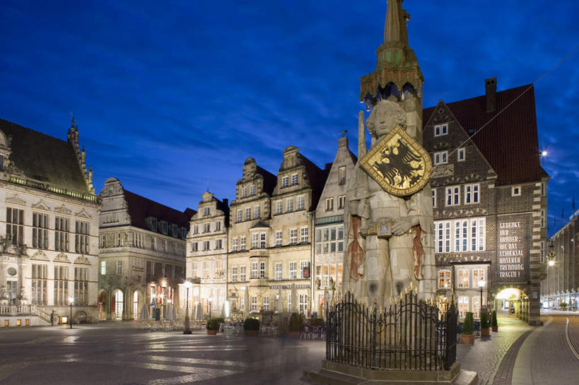 无人,横图,室外,夜晚,正面,旅游,度假,标志建筑,地标,建筑,路灯,照明,雕塑,德国,欧洲,阴影,艺术,装饰,光线,雕刻,雕像,影子,灯光,娱乐,建设,灯,蓝色,蓝天,天空,工艺品,天,享受,休闲,旅游胜地,放松,纪念,照亮,美术,徽章,照明设备,西欧,主题,陈列,德意志联邦共和国,功能,美学,不莱梅,彩图