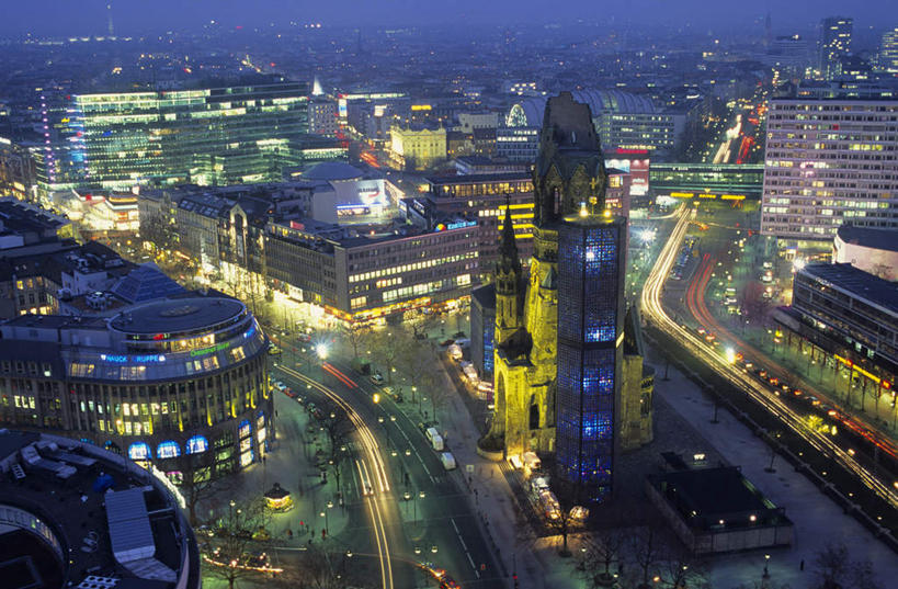 无人,家,教堂,横图,俯视,航拍,室外,夜晚,植物,道路,路,路灯,公路,汽车,照明,德国,欧洲,阴影,节日,光线,影子,房屋,屋子,灯光,交通,首都,文化,楼房,柏林,住宅,车,灯,树,树木,蓝色,绿色,蓝天,天空,自然,交通工具,轿车,天,祈祷,健康,许愿,宗教,车尾灯,信仰,生长,成长,纪念,车灯,祈求,照亮,照明设备,西欧,鸟瞰,载具,信念,德意志联邦共和国,车前灯,柏林州,平安,马路,彩图,高角度拍摄,房子,大教堂,礼拜堂