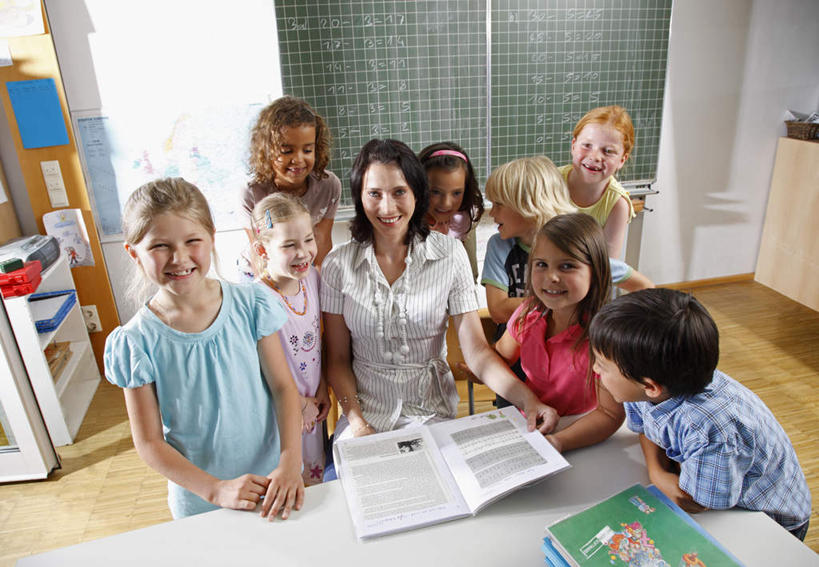 西方人,儿童,学校,站,坐,笑,微笑,露齿笑,横图,俯视,室内,白天,地板,柜子,桌子,书籍,欧洲,欧洲人,撑,阴影,服装,光线,材料,档案,文件,影子,墙,地面,许多人,注视,休闲装,书桌,校园,木地板,墙壁,墙面,小孩,衣服,阳光,课桌,黑板,书本,资料,观察,看,站着,一群人,休闲,教室,休闲服,教学,服饰,观看,五颜六色,察看,撑着,关注,文档,五彩缤纷,档案柜,耐磨,教学黑板,男孩,男人,男性,女孩,女人,女性,中年女性,白种人,孩子,站立,坐着,半身,彩图,高角度拍摄,男生,女生,师生