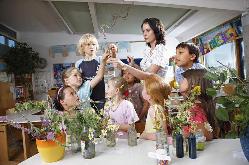 西方人,儿童,站,横图,室内,白天,正面,绘画,植物,天花板,桌子,椅子,欧洲,欧洲人,许多,握,阴影,服装,艺术,光线,盆栽,影子,木椅,墙,盆景,很多,许多人,古典,拿,拿着,注视,休闲装,文化,书桌,墙壁,墙面,小孩,衣服,绿色,阳光,自然,课桌,工艺品,观察,看,品味,站着,一群人,休闲,休闲服,握着,服饰,生长,成长,观看,五颜六色,美术,水彩,察看,水彩画,高雅,关注,五彩缤纷,美学,男孩,男人,男性,年轻女性,女孩,女人,女性,白种人,站立,半身,彩图,男生,女生,师生