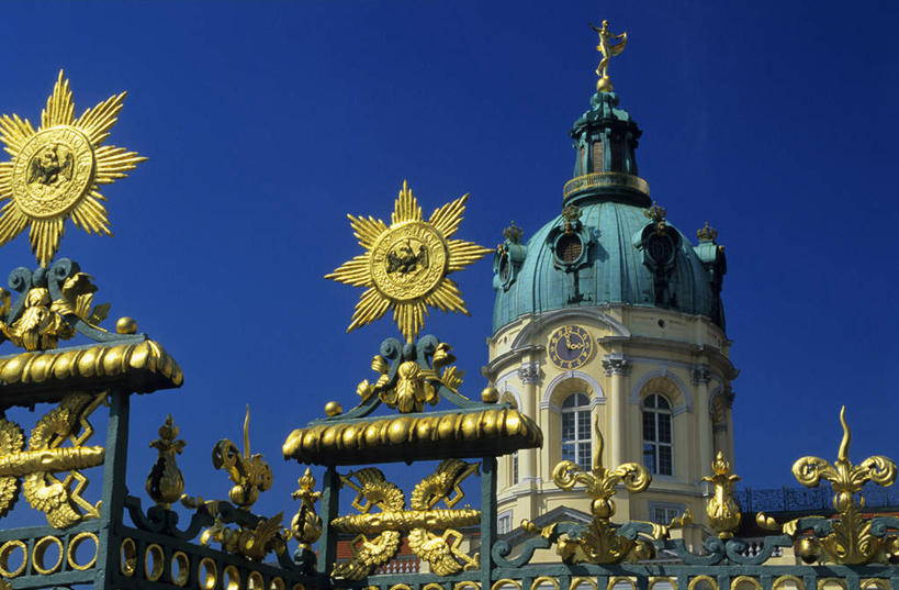 无人,横图,室外,白天,仰视,旅游,度假,名胜古迹,标志建筑,地标,建筑,雕塑,德国,欧洲,阴影,遗迹,艺术,装饰,光线,雕刻,雕像,影子,圆,首都,顶,古迹,文物,娱乐,建设,古建筑,穹顶,蓝色,蓝天,天空,阳光,工艺品,天,享受,休闲,金色,旅游胜地,放松,纪念,美术,风格,西欧,主题,陈列,古文明,德意志联邦共和国,功能,美学,巴洛克,夏洛滕堡宫,彩图,低角度拍摄