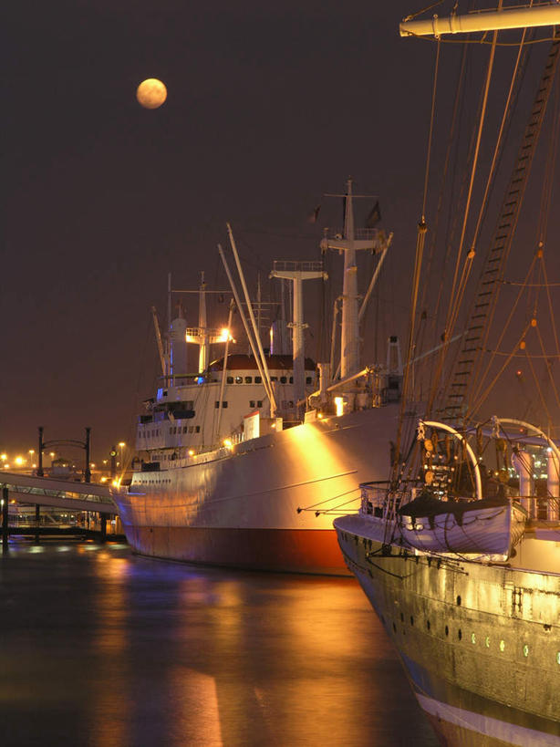 码头,竖图,室外,夜晚,仰视,旅游,度假,河流,水,大桥,港口,轮船,桥梁,船,照明,阴影,光线,影子,河水,水流,月亮,满月,高架,桥,灯光,月光,娱乐,灯,阳光,灯具,交通工具,享受,休闲,射灯,放松,明亮,照亮,照明设备,载具,货船,皎洁,易北河,彩图,低角度拍摄,摆渡口,埠头,渡口,渡头,港湾,海港,货运码头,口岸,商港