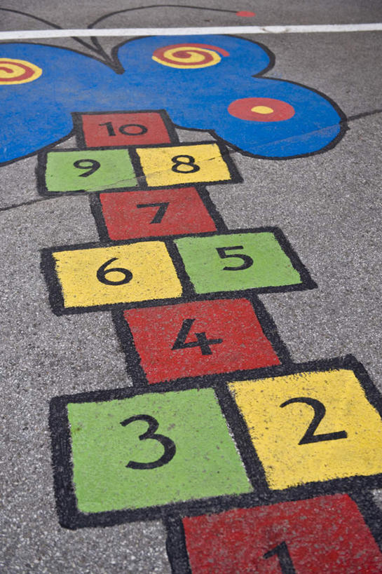 无人,竖图,俯视,彩色,室外,白天,游戏,蝴蝶,昆虫,标志,数字,文字,字符,地面,玩,娱乐,标识,动物,休闲,阿拉伯数字,活动,五颜六色,跳房子,色彩斑斓,发泄,消遣,智力,五彩缤纷,益虫,宣泄,五彩斑斓,五光十色,玩耍,嬉戏,彩图,高角度拍摄