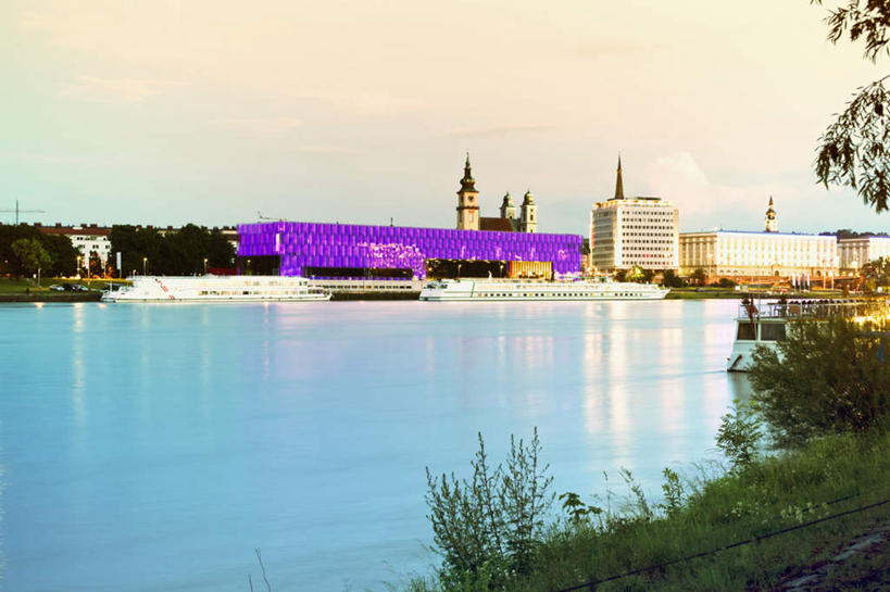 无人,博物馆,高楼大厦,教堂,横图,室外,白天,正面,度假,草地,草坪,湖,湖泊,美景,日落,树林,水,植物,城市风光,城市,大厦,建筑,路灯,轮船,摩天大楼,船,照明,奥地利,欧洲,波纹,节日,研究,湖面,景观,水流,水面,晚霞,霞光,落日,灯光,涟漪,教育,文化,娱乐,建设,灯,草,树,树木,蓝色,绿色,倒影,蓝天,水纹,天空,自然,黄昏,交通工具,波浪,湖水,天,祈祷,享受,休闲,健康,景色,彩霞,放松,许愿,宗教,信仰,生长,晴朗,成长,纪念,展览,祈求,照亮,倒映,照明设备,欣赏,载具,陈列,信念,中欧,万里无云,首府,水晕,奥地利共和国,夕照,反照,典藏,林茨,林兹,上奥地利州,平安,晴空,晴空万里,夕阳,彩图,大教堂,大楼,高层建筑,高楼,礼拜堂,摩天楼,斜阳