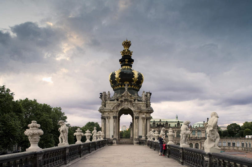 西方人,头,一个人,无人,栏杆,站,横图,室外,白天,正面,旅游,度假,树林,太阳,植物,门,雕塑,欧洲,欧洲人,仅一个男性,仅一个人,抬,阴影,形状,艺术,装饰,光线,雕刻,雕像,影子,圆,柱子,大门,云,云朵,围栏,云彩,顶,注视,娱乐,护栏,树,树木,仅一个年轻男性,蓝色,绿色,白云,蓝天,天空,阳光,自然,工艺品,门框,天,观察,看,站着,享受,休闲,放松,生长,晴朗,成长,观看,纪念,美术,察看,风格,关注,主题,陈列,功能,美学,巴洛克,男人,男性,年轻男性,白种人,晴空,站立,彩图