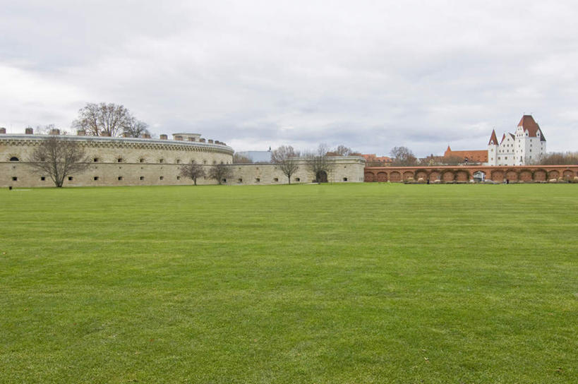 无人,家,横图,室外,白天,正面,旅游,度假,草地,草坪,植物,标志建筑,地标,建筑,阴影,光线,影子,城堡,房屋,墙,屋顶,屋子,建筑群,娱乐,建设,楼房,墙壁,墙面,住宅,草,树,树木,蓝色,绿色,蓝天,天空,阳光,自然,天,享受,休闲,放松,生长,晴朗,成长,黄,风格,哥特风格,万里无云,晴空,晴空万里,彩图,房子,红