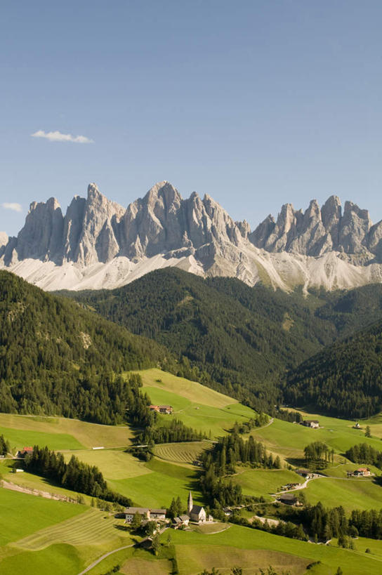 无人,家,竖图,俯视,航拍,室外,白天,旅游,度假,草地,石头,美景,山,山脉,植物,意大利,欧洲,阴影,光线,石子,影子,房屋,墙,屋顶,屋子,景观,山峰,山峦,娱乐,楼房,墙壁,墙面,住宅,草,树,树木,蓝色,绿色,蓝天,天空,阳光,自然,群山,天,享受,休闲,景色,放松,生长,成长,鸟瞰,南欧,自然风光,针叶林,意大利共和国,特伦蒂诺.上阿迪杰大区,多洛米蒂山脉,石块,岩石,彩图,高角度拍摄,房子