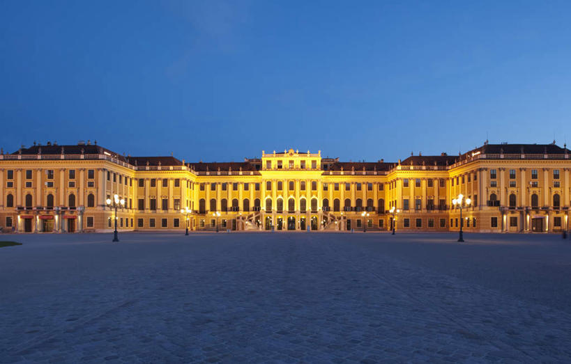 无人,家,横图,室外,夜晚,正面,旅游,度假,名胜古迹,别墅,标志建筑,地标,建筑,路灯,照明,奥地利,欧洲,阴影,遗迹,光线,影子,堡垒,城堡,房屋,屋子,公寓,灯光,古迹,文物,娱乐,建设,古建筑,洋房,楼房,住宅,灯,蓝色,蓝天,天空,天,享受,休闲,旅游胜地,放松,晴朗,照亮,照明设备,要塞,古文明,中欧,万里无云,奥地利共和国,舍恩布龙宫,晴空,晴空万里,彩图,房子