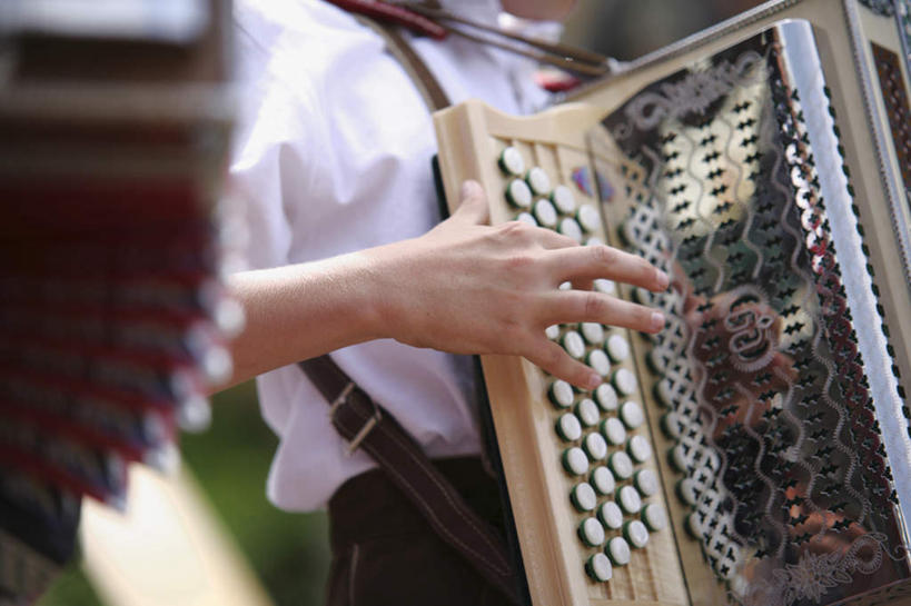 西方人,手,背,一个人,捧,横图,室外,白天,侧面,键盘,草地,草坪,植物,欧洲,欧洲人,仅一个男性,仅一个人,乐队,表演,阴影,服装,朦胧,模糊,光线,影子,手风琴,音乐,演奏,休闲装,队伍,管风琴,草,仅一个年轻男性,两个,衣服,绿色,阳光,背着,休闲,手部,休闲服,服饰,背带,演出,操作,键盘乐器,歌舞,奏乐,背负,按键,男人,男性,年轻男性,白种人,端,端着,捧着,手捧,半身,彩图