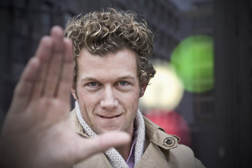 西方人,脸,头,脸颊,手,头发,一个人,站,举,笑,微笑,横图,彩色,室外,特写,白天,正面,霓虹灯,欧洲,欧洲人,仅一个男性,仅一个人,服装,光线,网,影子,灯光,七彩,挥手,休闲装,光源,霓虹,灯,仅一个年轻男性,衣服,阳光,手势,托,站着,招手,休闲,手部,休闲服,金色,服饰,告别,照明设备,摆动,离别,氖灯,辞行,辞别,告辞,男人,男性,年轻男性,白种人,头部,脸部,脸蛋,面部,举起,举手,举着,向上举,向上伸,向上托,站立,半身,彩图