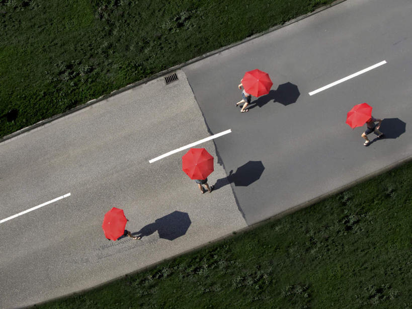 西方人,手,四个人,站,横图,俯视,室外,白天,旅游,度假,兴奋,热情,草地,草坪,植物,道路,路,公路,德国,欧洲,欧洲人,握,阴影,服装,光线,伞,影子,雨伞,交通,四把,开放,拿,拿着,休闲装,娱乐,阳伞,草,衣服,红色,绿色,阳光,站着,享受,休闲,健康,温暖,手部,休闲服,奔放,放松,活力,积极,激情,握着,服饰,朝气,暖色,吉祥,生命,西欧,饱满,德意志联邦共和国,革命,热烈,赤色,充实,斗志,喜气,主动,巴登.符腾堡,巴登.符腾堡州,巴符州,曼海姆,年轻女性,女人,女性,白种人,马路,站立,彩图,高角度拍摄,全身,欢乐