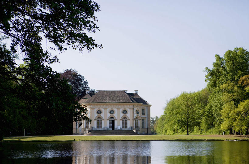 无人,横图,室外,白天,正面,旅游,度假,草地,草坪,湖,湖泊,树林,水,植物,标志建筑,地标,建筑,德国,欧洲,阴影,波纹,光线,影子,堡垒,城堡,湖面,水流,水面,涟漪,娱乐,建设,慕尼黑,草,树,树木,蓝色,绿色,蓝天,水纹,天空,阳光,自然,波浪,湖水,天,享受,休闲,旅游胜地,放松,生长,晴朗,成长,西欧,要塞,万里无云,德意志联邦共和国,首府,水晕,巴伐利亚,巴伐利亚州,拜恩州,拜恩自由州,宁芬堡,宁芬堡皇宫,晴空,晴空万里,彩图