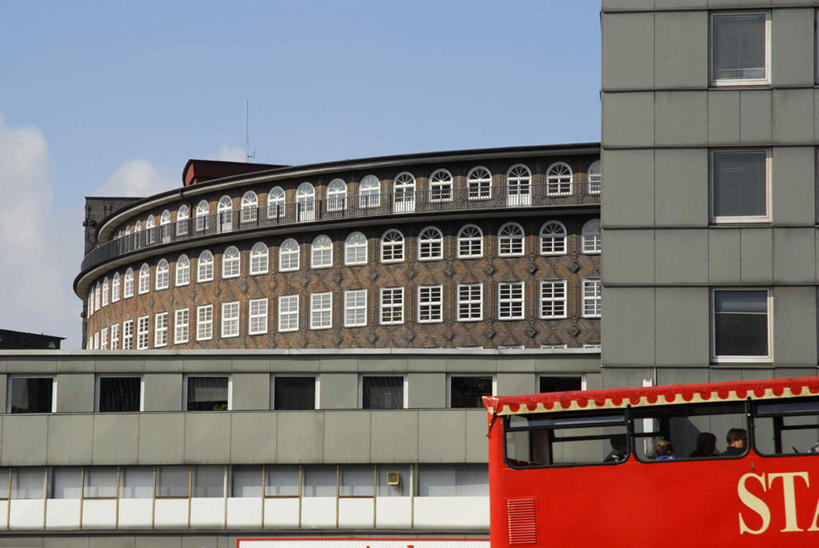 西方人,两个人,高楼大厦,坐,横图,室外,白天,仰视,旅游,度假,石头,窗户,大厦,建筑,摩天大楼,公共汽车,欧洲,欧洲人,阴影,光线,石子,影子,圆,字,墙,屋顶,巴士,公交车,注视,娱乐,玻璃窗,墙壁,墙面,车,红色,蓝色,蓝天,天空,阳光,楼宇,交通工具,天,观察,看,享受,休闲,放松,观看,察看,关注,载具,男人,男性,年轻男性,白种人,石块,坐着,半身,彩图,低角度拍摄,办公,大楼,高层建筑,高楼,摩天楼