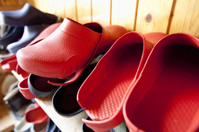 无人,家,木屋,横图,俯视,室内,特写,白天,凉鞋,兴奋,热情,鞋子,一排,阴影,整齐,透明,光线,木制,影子,墙,开放,墙壁,墙面,住宅,排列,红色,蓝色,阳光,木制品,健康,温暖,奔放,活力,积极,激情,朝气,暖色,吉祥,生命,队列,饱满,鞋架,理智,沉静,革命,热烈,赤色,充实,斗志,喜气,主动,冷色,高深,冷淡,彩图,高角度拍摄,欢乐,茅舍,茅屋,棚屋,小木屋,小屋