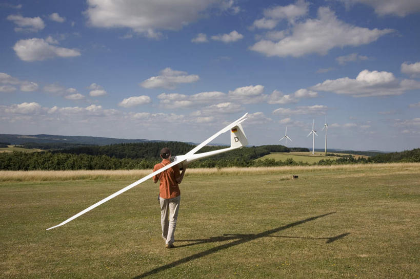 西方人,一个人,机场,走,横图,室外,白天,T恤衫,农业,风力发电机,山,植物,飞机,飞机场,风车,帽子,欧洲,欧洲人,仅一个男性,仅一个人,阴影,服装,环保,枯萎,电力,光线,影子,山峰,云,云朵,枯草,飞机模型,交通,山峦,T恤,云彩,休闲装,设备,航空,运动帽,草,仅一个年轻男性,背面,衣服,黄色,蓝色,白色,白云,蓝天,天空,阳光,停机坪,交通工具,天,扛,休闲,休闲服,发电,机械,橙色,鸭舌帽,工业,运输,服饰,一架,能源,晴朗,资源,客机,风力机,载具,利用,低碳,扛在肩上,骑在肩上,风力发电,男人,男性,年轻男性,白种人,晴空,步行,走路,彩图,全身