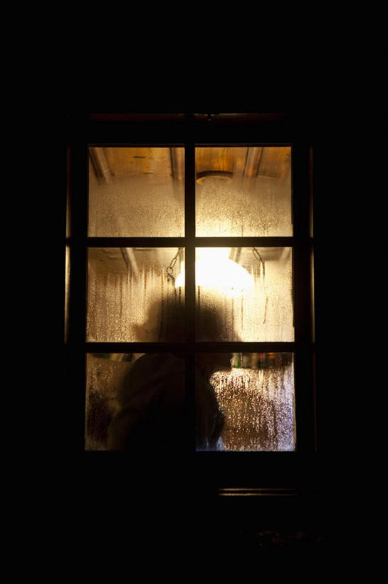 西方人,脸,头,脸颊,一个人,家,木屋,站,竖图,室外,特写,白天,侧面,窗户,照明,欧洲,欧洲人,仅一个女性,仅一个人,阴影,服装,光线,影子,灯光,背光,注视,休闲装,顶灯,肩膀,玻璃窗,住宅,灯,衣服,灯具,观察,看,站着,仅一个中年女性,休闲,休闲服,服饰,观看,照亮,察看,照明设备,关注,逆光,女人,女性,中年女性,白种人,头部,脸部,脸蛋,面部,站立,半身,彩图,茅舍,茅屋,棚屋,小木屋,小屋