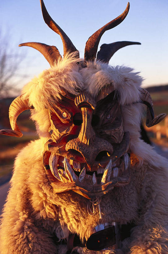 西方人,脸,头,脸颊,一个人,站,竖图,室外,特写,白天,正面,民族服装,植物,欧洲,欧洲人,仅一个男性,仅一个人,仅一个中年男性,阴影,光线,面具,影子,注视,肩膀,树,树木,蓝色,绿色,蓝天,天空,阳光,自然,天,观察,看,站着,生长,晴朗,成长,观看,察看,关注,伪装,魔鬼,万里无云,邪恶,妖怪,罪恶,险恶,男人,男性,中年男性,白种人,头部,脸部,脸蛋,面部,晴空,晴空万里,站立,半身,彩图,传统服装,民俗服