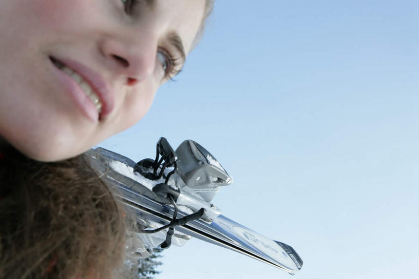 西方人,脸,头,脸颊,一个人,笑,微笑,露齿笑,横图,室外,特写,白天,仰视,欧洲,欧洲人,仅一个年轻女性,仅一个女性,仅一个人,阴影,光线,影子,棕色,注视,运动器械,蓝色,蓝天,天空,阳光,天,观察,看,健身器械,晴朗,观看,滑雪板,滑雪鞋,察看,关注,健身器材,滑雪装备,万里无云,年轻女性,女人,女性,白种人,头部,长发,卷发,脸部,脸蛋,面部,晴空,晴空万里,半身,彩图,低角度拍摄,运动器材