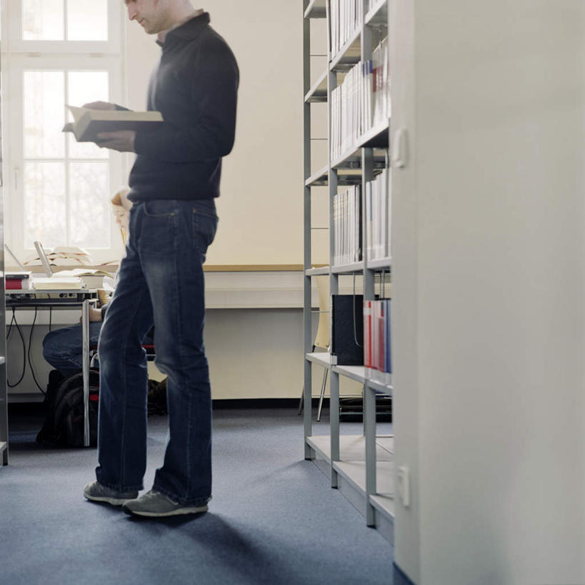 西方人,两个人,伙伴,朋友,图书馆,站,坐,方图,室内,白天,侧面,友谊,窗户,柜子,桌子,书籍,椅子,欧洲,欧洲人,一排,许多,握,服装,整齐,并列,并排,办公桌,木椅,墙,储物柜,很多,拿,拿着,注视,休闲装,玻璃窗,墙壁,墙面,排列,衣服,观察,看,站着,休闲,同学,休闲服,握着,服饰,观看,察看,校友,储存,队列,关注,平行,浏览室,同窗,学友,挡书板,书挡,书夹,书立,储备,蕴藏,贮备,友情,男人,男性,年轻男性,年轻女性,女人,女性,白种人,书,图书,站立,坐着,半身,彩图,书库,图书库,贮存,阅览室