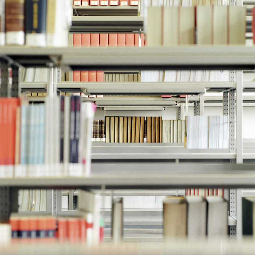 无人,图书馆,方图,室内,特写,白天,正面,书架,静物,书籍,金属制品,一排,许多,朦胧,模糊,整齐,并列,并排,金属,很多,架子,排列,队列,陈列架,平行,浏览室,挡书板,书挡,书夹,书立,书,图书,彩图,书库,图书库,阅览室