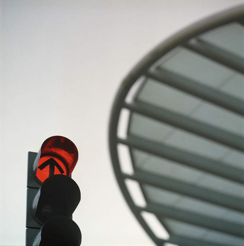 无人,家,竖图,室外,白天,仰视,度假,安全,美景,城市风光,城市,阴影,光线,影子,房屋,屋顶,屋子,景观,红绿灯,信号灯,交通,顶棚,娱乐,楼房,住宅,红色,蓝色,蓝天,天空,阳光,天,享受,休闲,景色,放松,警示,晴朗,提示,流通,交通信号灯,万里无云,行人信号灯,晴空,晴空万里,彩图,低角度拍摄,房子