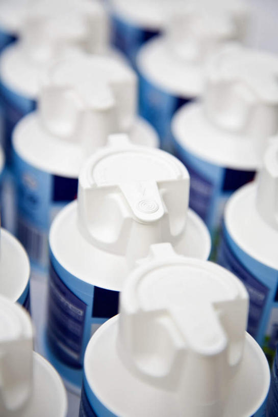 无人,竖图,俯视,室内,特写,白天,餐桌,桌子,静物,一排,许多,阴影,朦胧,模糊,整齐,并列,并排,光线,影子,很多,排列,瓶子,塑料制品,塑料瓶,餐台,队列,平行,喷雾罐,彩图,高角度拍摄