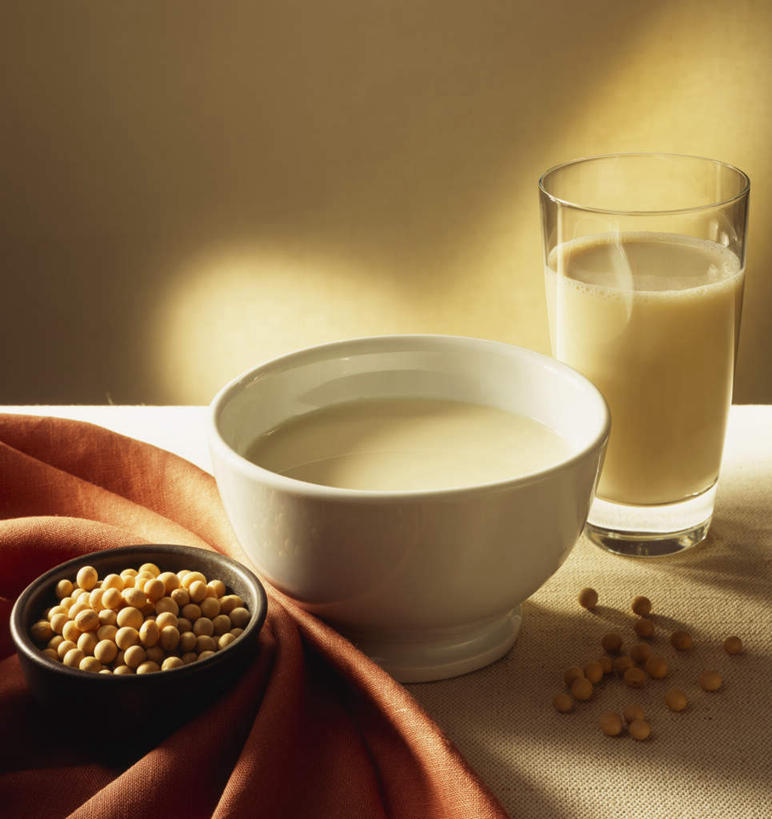 无人,竖图,俯视,室内,特写,白天,植物,餐桌,桌子,豆,大豆,蔬菜,杯子,一堆,许多,阴影,堆叠,堆积,朦胧,模糊,新鲜,光线,布料,影子,陶瓷,豆类,豆子,毛豆,食品,陶瓷制品,很多,布纹,玻璃制品,桌布,食物,饮料,黄色,白色,餐巾,容器,水杯,台布,碗,有机食品,绿色食品,餐台,储藏,堆,储存,豆奶,豆科,枝豆,玻璃杯,黄豆,彩图,高角度拍摄,贮存