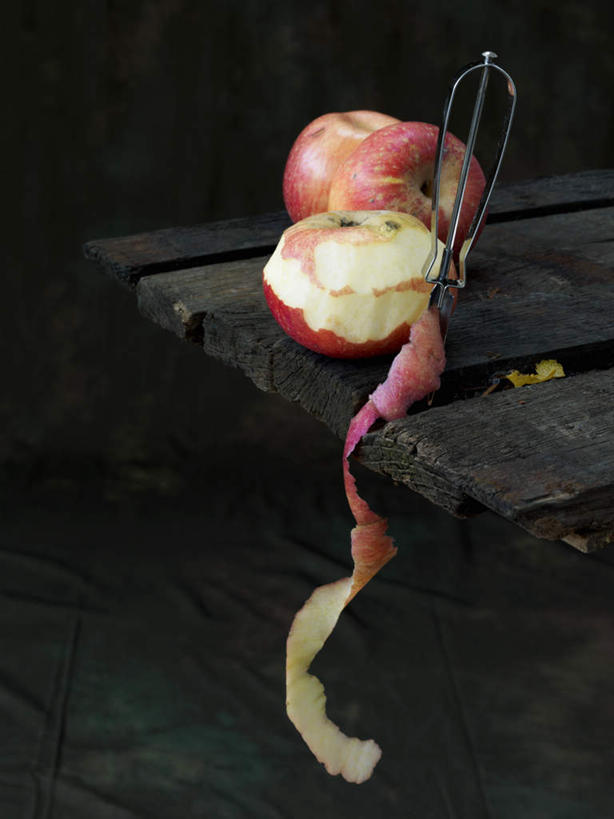 无人,竖图,俯视,室内,特写,白天,餐桌,桌子,苹果,水果,金属制品,阴影,朦胧,模糊,新鲜,光线,金属,影子,生食,食品,果实,食物,三个,一个,红色,有机食品,绿色食品,单个,餐台,削皮刀,彩图,高角度拍摄