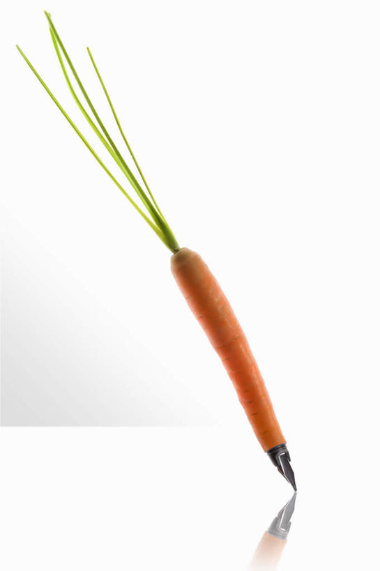 无人,竖图,俯视,室内,特写,白天,白色背景,餐桌,桌子,萝卜,胡萝卜,蔬菜,叶子,阴影,朦胧,模糊,新鲜,光线,笔,影子,墙,食品,绿叶,办公用品,墙壁,墙面,文具,食物,一个,白色,学习用品,橙色,嫩叶,摄影,有机食品,绿色食品,影棚,单个,餐台,文具用品,伪装,假装,叶,叶片,红萝卜,甘荀,彩图,高角度拍摄,影棚拍摄,拍摄