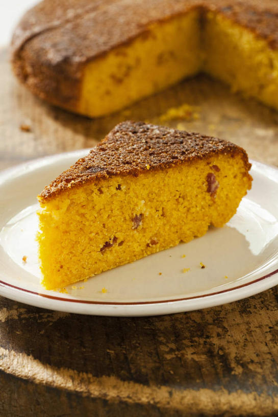 点心,面包,无人,竖图,俯视,室内,特写,白天,餐桌,桌子,餐具,两块,切开,阴影,反射,木制,碟子,盘,影子,食品,面点,案板,砧板,食物,糕点,一个,白色,盘子,木制品,碟,切,单个,餐台,剖面,切面,彩图,高角度拍摄,玉米面包