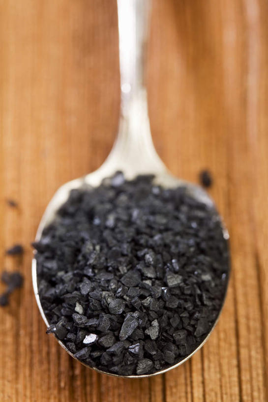 无人,竖图,俯视,室内,特写,白天,餐桌,桌子,一把,许多,阴影,反射,木制,影子,勺子,调料,盐,调味品,调味料,食盐,黑色,木制品,调羹,汤匙,餐台,彩图,高角度拍摄