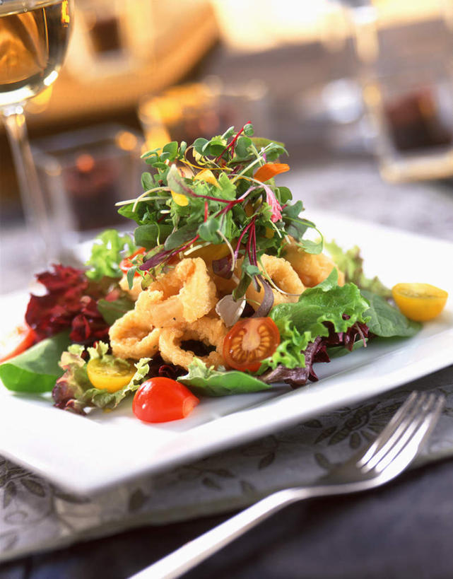 海鲜,无人,竖图,俯视,室内,特写,白天,餐桌,桌子,鱿鱼,餐具,一把,一堆,许多,阴影,堆叠,堆积,朦胧,模糊,新鲜,反射,叉子,碟子,盘,影子,肉,生食,鱼肉,沙拉,食品,很多,色拉,水产,沙律,肉类,海洋生物,食物,盘子,碟,餐台,色拉酱,堆,水生动物,海产品,千岛酱,水生物,肉食,海底动物,餐叉,进餐用具,柔鱼,枪乌贼,彩图,高角度拍摄,海鲜沙拉