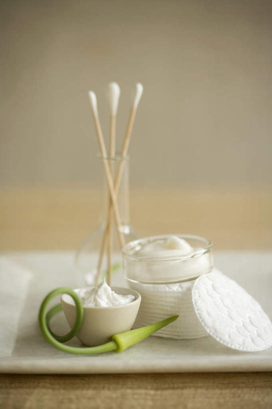 无人,竖图,俯视,室内,特写,白天,化妆,美容,桌面,桌子,护肤,阴影,美白,反射,影子,玻璃制品,三个,玻璃瓶,瓶子,保养,享受,休闲,棉花棒,棉签,面霜,放松,保健,保湿,滋润,乳液,护肤品,护肤用品,舒缓,棉棒,养颜,控油,紧肤,嫩肤,抗衰,再生,增白,补水,祛斑,抗皱,防皱,除皱,去皱,擦拭棒,彩图,高角度拍摄